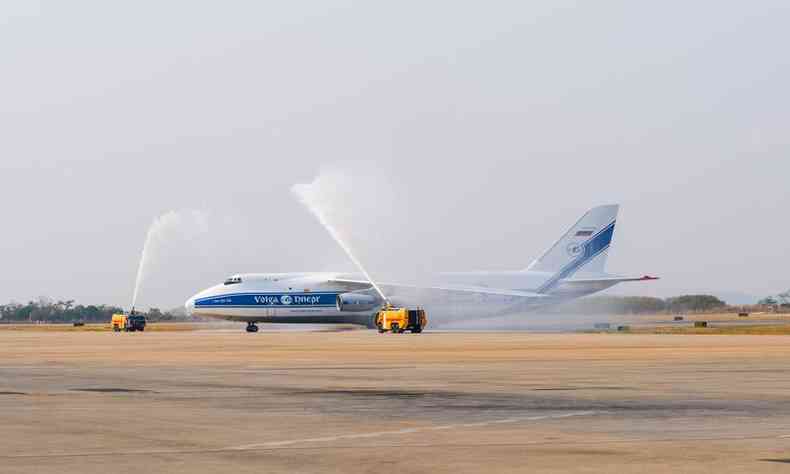 O avio transporta um equipamento de 51,5 toneladas 