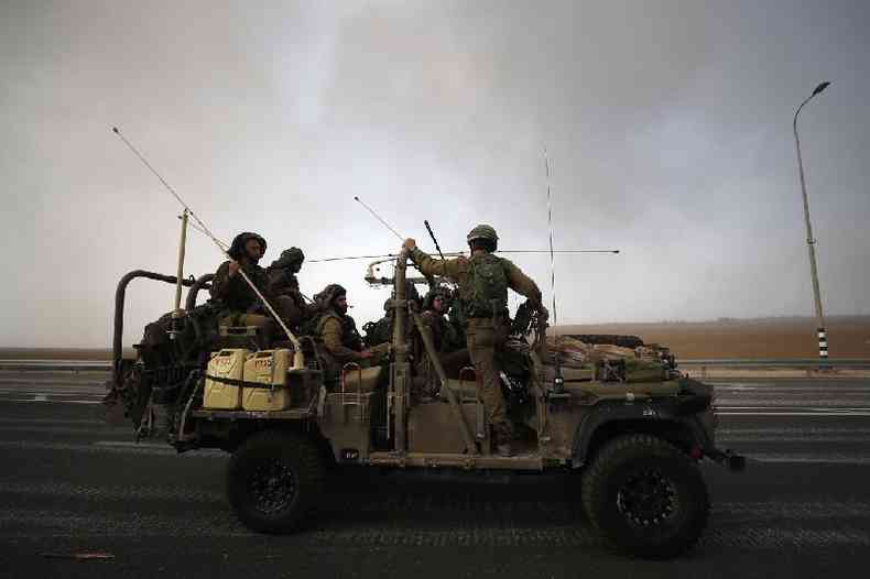 Soldados israelenses patrulham as estradas perto da fronteira com Gaza, 8 de outubro de 2023