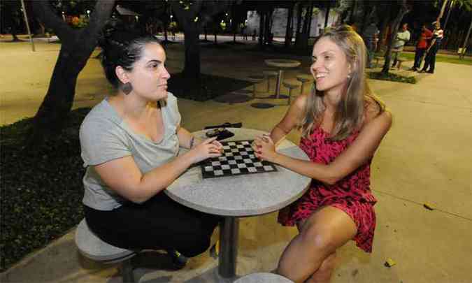 As amigas Larissa e Ana Lcia pem a conversa em dia na Carlos Chagas(foto: Marcos Vieira/EM/DA Press)