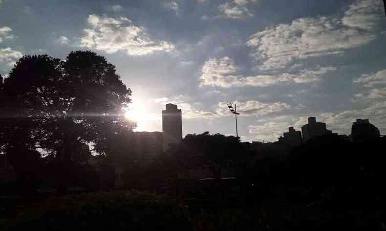 Belo Horizonte amanheceu com céu claro, mas o frio continua (foto: Jair Amaral/EM/D.A Press)