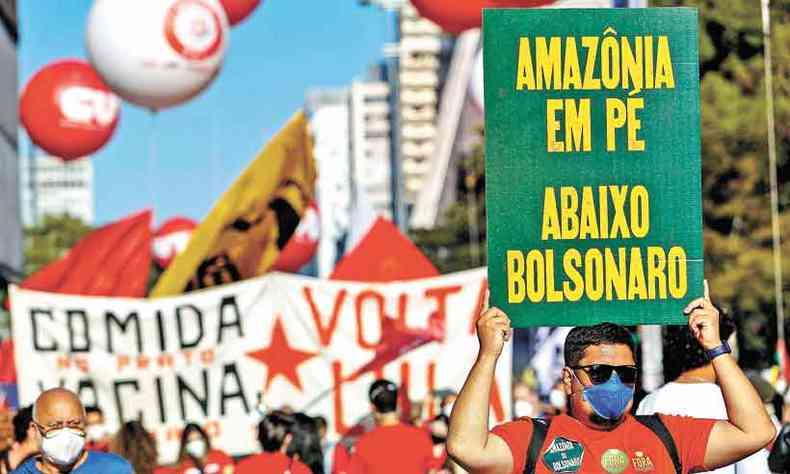 Manifestantes foram as ruas protestar contra Bolsonaro em So Paulo e em outras dezenas de cidades neste sbado(foto: MIGUEL SCHINCARIOL/AFP)