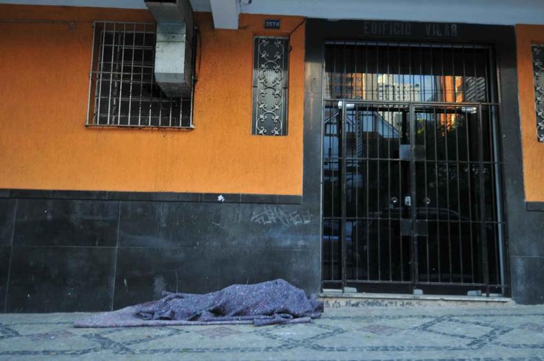 Homem em situao de rua dormindo em Belo Horizonte