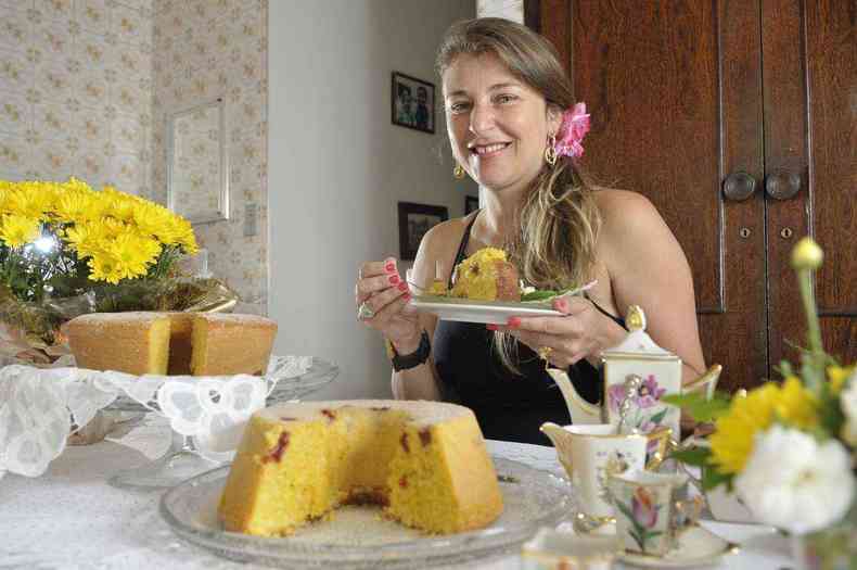 BOLO DE FUBÁ COM INGREDIENTE SURPRESA