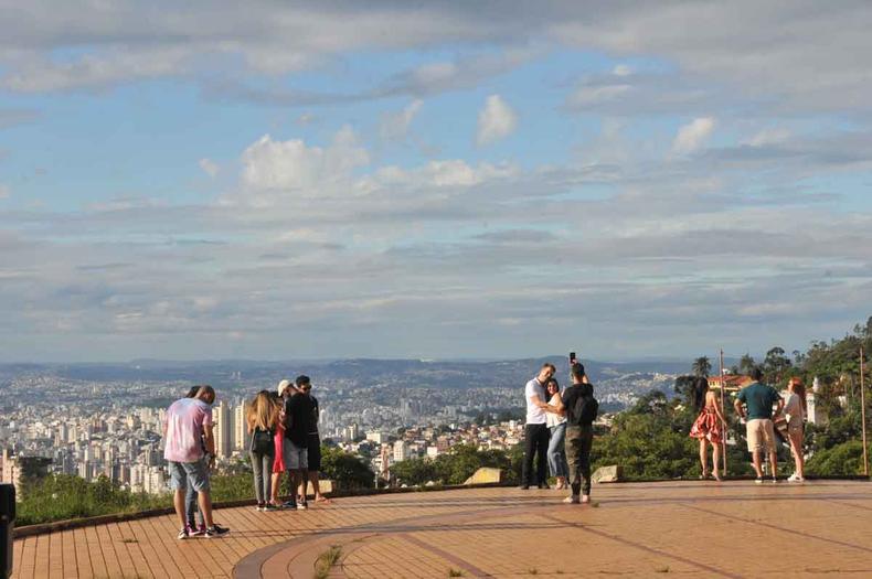 Visitantes aproveitam vista de Belo Horizonte no ltimo dia da primavera