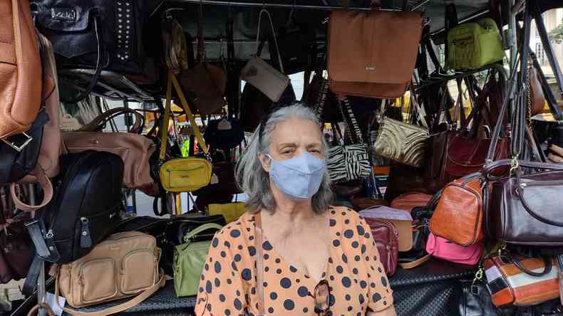 A artes Magali Costa, que vende artigos de couro na Feira Hippie