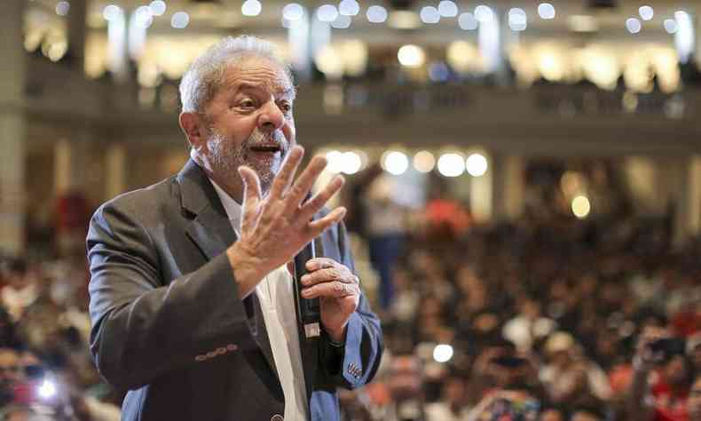 Lula fala com apoiadores