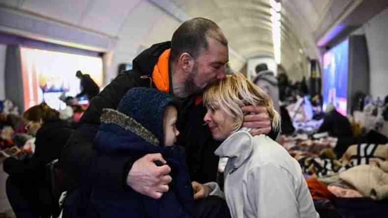 Famlia abraada em estao de metr de Kiev