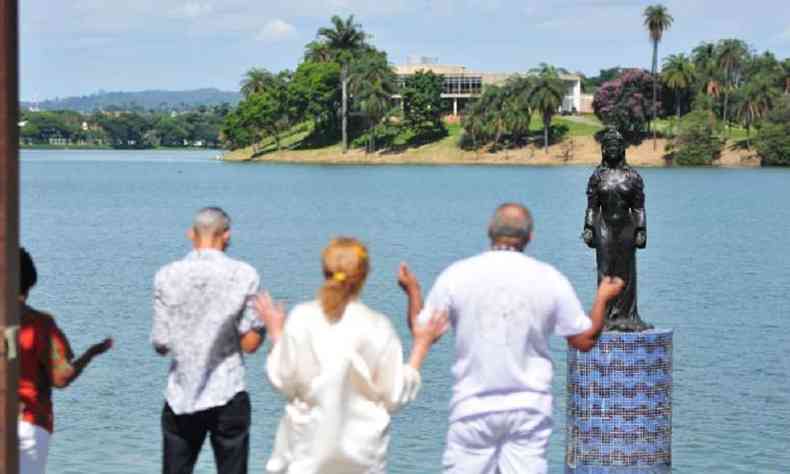 Um grupo faz pequena homenagem a Iemanj na lagoa da Pampulha(foto: Tulio Santos/EM/D.A Press)