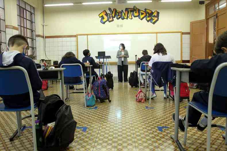 Alunos em sala de aula no Marista: distanciamento segue protocolo, com carteiras dispostas a dois metros de distncia umas das outras (foto: Jair Amaral/EM/D.A Press)
