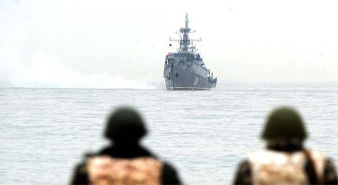 Soldados ucranianos observam navio russo manobrando na baia de Sevastopol(foto: AFP PHOTO/ VIKTOR DRACHEV )