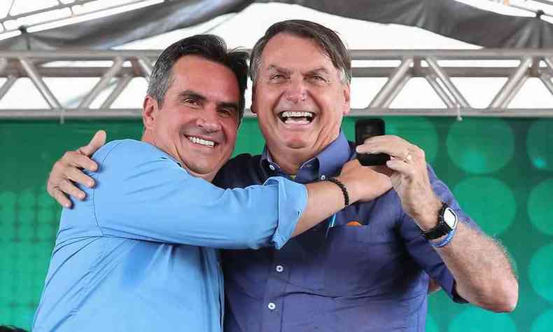 Ciro e Bolsonaro se abraando 