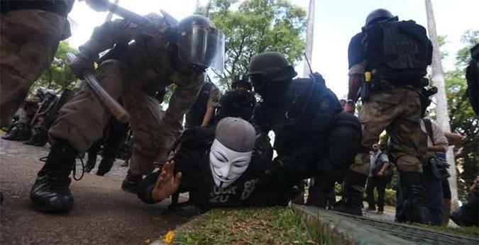 Ap�s as manifesta��es, 15 pessoas seguem presas em Belo Horizonte(foto: Jo�o Miranda/Esp.EM/D.A.Press)