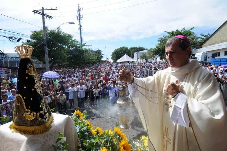 Imagem mostra celebra��o eucar�stica presidida pelo bispo auxiliar da Arquidiocese de BH, dom Vicente Ferreira