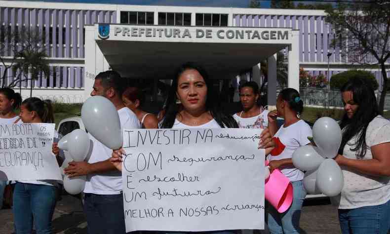 Na foto, a me de aluno Natlia dos Santos segura cartaz pedindo mais investimentos na segurana das escolas