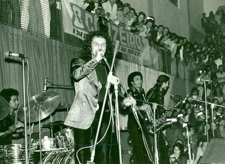 Nos anos 1970, o dolo da msica brasileira j arrastava uma multido de fs aos seus shows, como o do ginsio do Canto do Rio(foto: Arquivo O Cruzeiro/EM/D.A Press %u2013 1974)