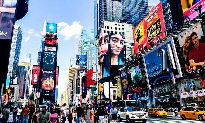 placas, luzes e outdoors