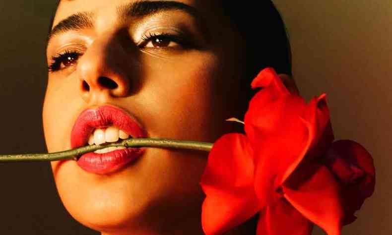 Cantora Marina Sena tem flor vermelha entre os dentes