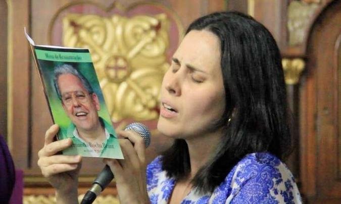 Sobrinha e cantora Mariana Brant interpretou can��es em homenagem ao tio(foto: Larissa K�mpel/Esp.EM)