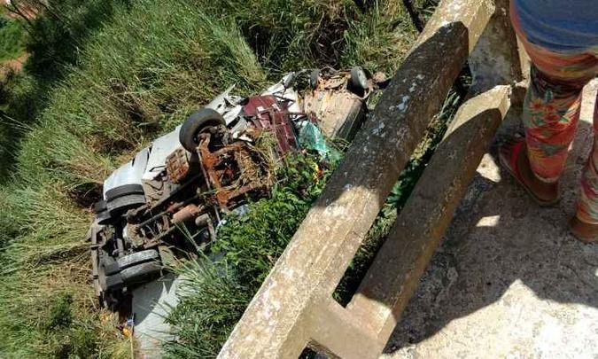 Veículos caíram de uma ponte após a batida(foto: Reprodução/WhatsApp) Veículos caíram de uma ponte após a batida(foto: Reprodução/WhatsApp)