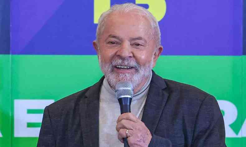 Lula segurando microfone
