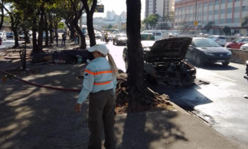 carro incendiado na Avenida do Contorno