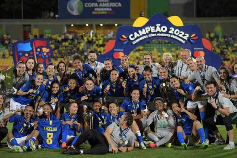 Jogadoras do Brasil recebem o trofu da Copa Amrica Feminina aps a partida contra a Colmbia, no Estdio Alfonso Lopez, em Bucaramanga, Colmbia, em 30 de julho de 2022