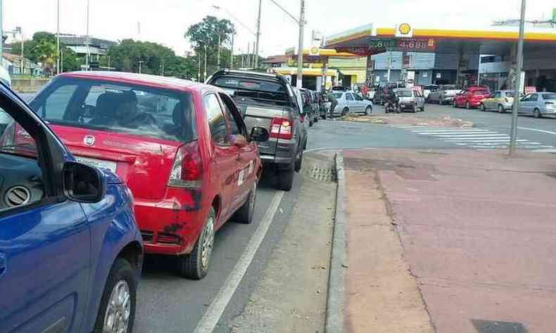 Os preos da gasolina foram impulsionados pelo desabastecimento gerado com a greve(foto: Jair Amaral / EM / D.A.Press)