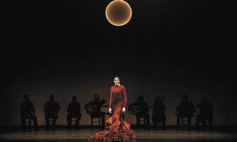 Bailarina e coregrafa mara pags dana no palco