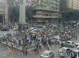 11h48 - mesmo com liberao do trnsito, torcedores ainda atrapalham o trfego (foto: Reproduo BHTrans)