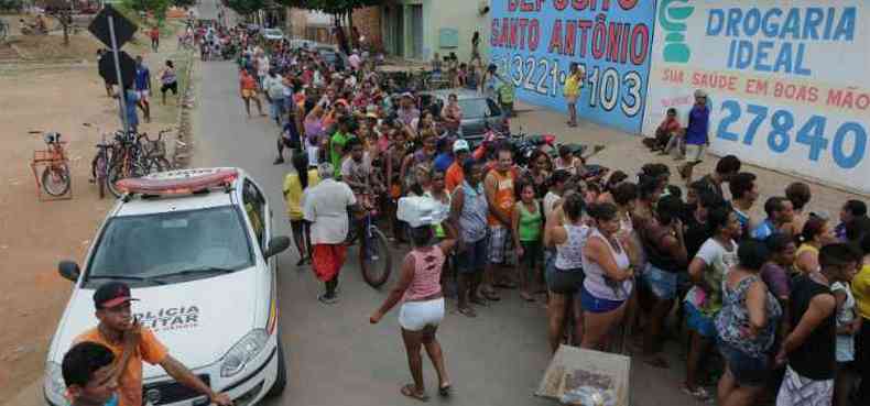 Cerca de 2 mil pessoas fizeram fila ontem para conseguir uma garrafa de gua mineral: abastecimento s nas partes mais altas da cidade(foto: Tulio Santos/EM/D.A Press)