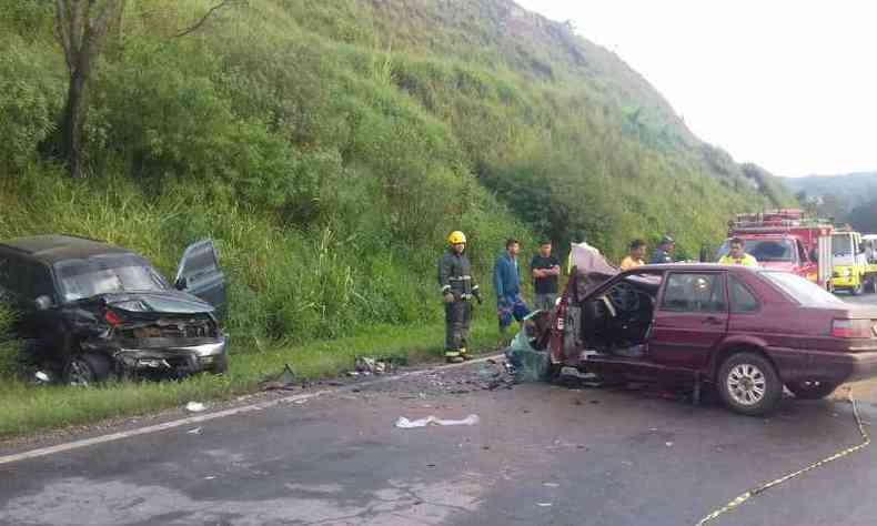 Com o impacto, a caminhonete foi arremessada para fora da pista(foto: Corpo de Bombeiros/Divulgao)