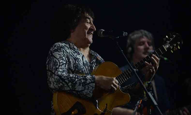 Toninho Horta toca guitarra no palco do Mineiro