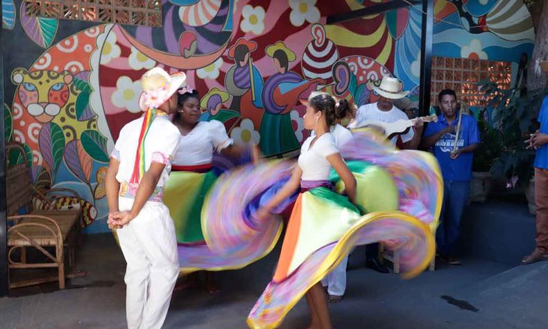 o siriri, danado pelas mulheres, vestidas com longas roupas coloridas