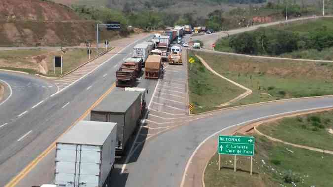 Populao fecha a rodovia desde desde a noite de domingo por causa do atropelamento e morte de uma uma jovem de 20 anosPaulo Filgueiras/EM/DA Press
