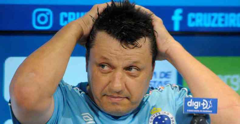 Contratado para tentar salvar o Cruzeiro nos trs ltimos jogos da equipe no Brasileiro, Adilson Batista perdeu os dois primeiros, para Vasco e Grmio(foto: Juarez Rodrigues/EM/D.A Press)