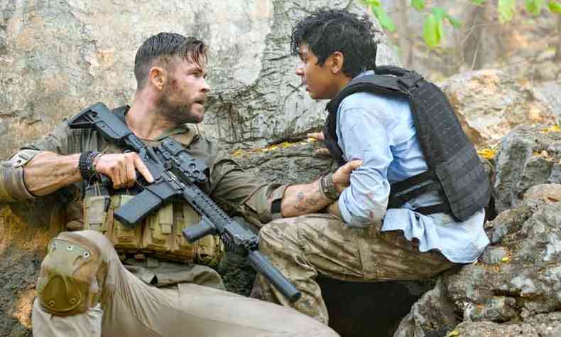 Chris Hemsworth, conhecido por seu papel como Thor, e Rudhraksh Jaiswal protagonizam a nova atrao da Netflix (foto: Jasin Boland/divulgao)