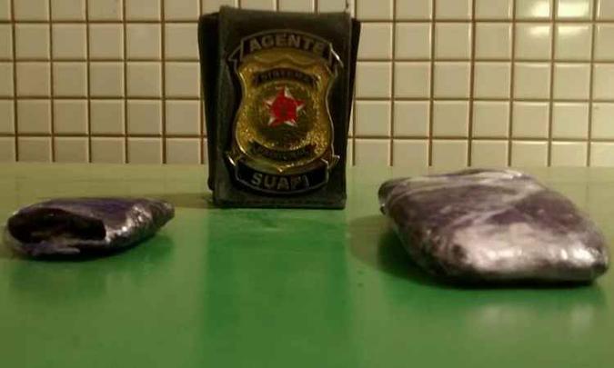 Duas porções de maconha foram encontradas dentro das roupas íntimas dos filhos de Verônica Silva (foto: Super Canal Caratinga/ Divulgação) Duas porções de maconha foram encontradas dentro das roupas íntimas dos filhos de Verônica Silva (foto: Super Canal Caratinga/ Divulgação)
