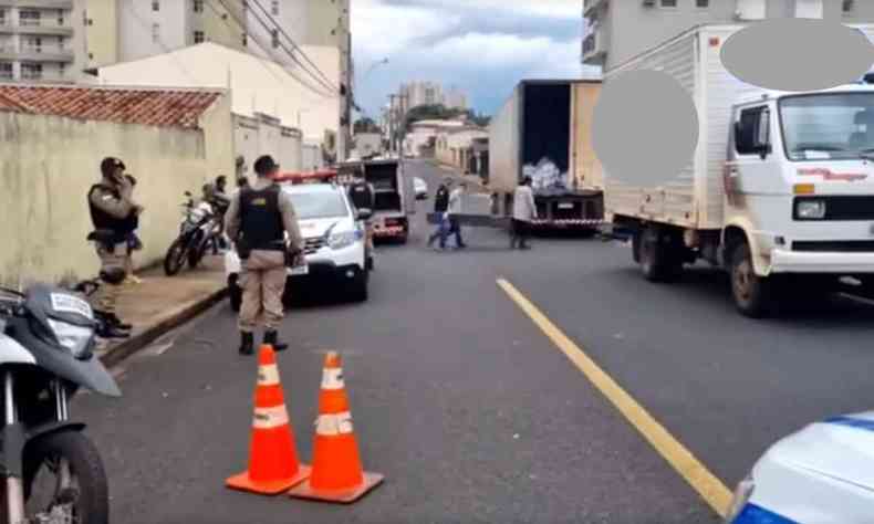 Caminhes parados e movimento de policiais no local onde ocorreu a fatalidade