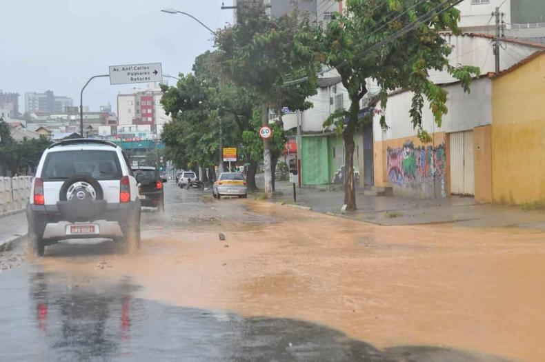 Avenida Bernardo Vasconcelos com transbordamento de gua.