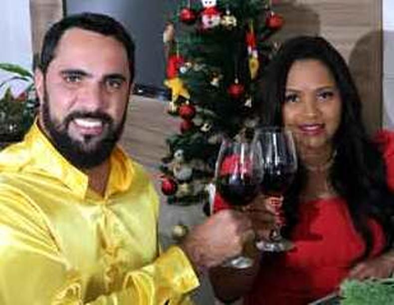 O casal Rangel Embaixador e Ellen Silvério não abriu mão do pernil, arroz com passas, farofa, frutas, panetone e torta de chocolate(foto: Jair Amaral/EM/D.A Press) Rangel Embaixador e Ellen Silvério