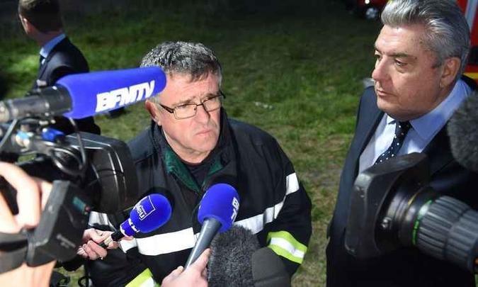 Policial Jean-Paul Decellieres e Pierre Dartout, prefeito da Regi�o da Champs-Elyse�, recomendam que as pessoas evitem passar pela regi�o (foto: AFP / MEHDI FEDOUACH )