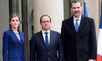 O presidente da Frana, Francois Hollande recebe o Rei Felipe VI e a Rainha Letizia, da Espanha, para reunio aps acidente(foto: BERTRAND GUAY / AFP)