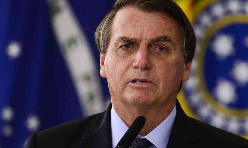 Bolsonaro fala em microfone 