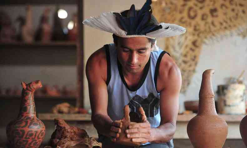 O artista Nei Leite Xakriab dedica sua prtica pedaggica  manuteno das razes dos povos originrios, oferecendo conhecimentos ancestrais