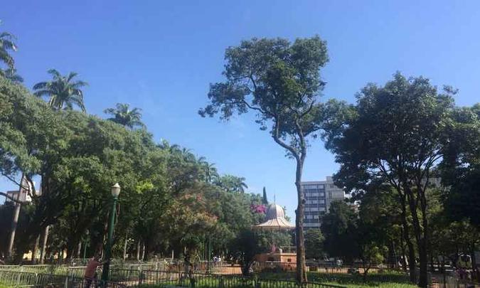 Praça da Liberdade, na Região Centro-Sul de BH, tem manhã de céu claro e com poucas nuvens nesta quinta-feira (foto: Carlos Marcelo/ EM D.A Press) Praça da Liberdade, na Região Centro-Sul de BH, tem manhã de céu claro e com poucas nuvens nesta quinta-feira (foto: Carlos Marcelo/ EM D.A Press)