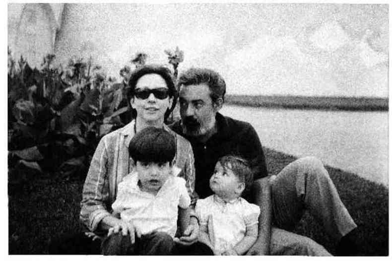 Fernanda Montenegro com o marido, Fernando Torres, e os filhos Claudio e Fernanda, na Lagoa da Pampulha, em 1966(foto: Companhia das Letras/Divulgao)