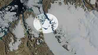 Imagem de satlite mostra o bloco que se desprendeu da geleira na Groenlndia (foto: HO / NASA / AFP)