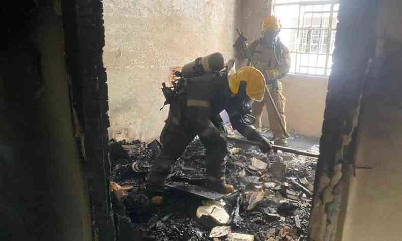 Bombeiros trabalhando no incndio em prdio de bh