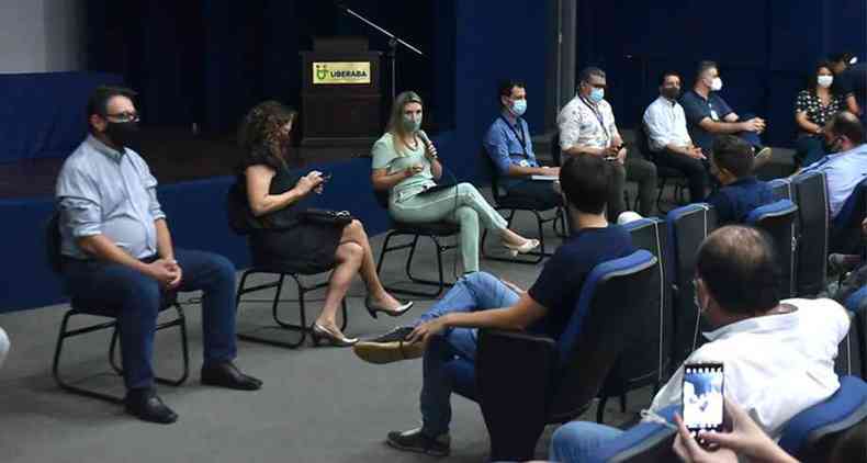 Prefeita Elisa durante reunio com membros do Comit de Enfrentamento  COVID-19 (foto: Prefeitura de Uberaba/Divulgao)