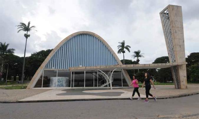 Cerca de 50 casamentos deixaram de ser feitos desde que a Igrejinha São Francisco foi fechada, prejudicando também a visitação turística (foto: Túlio Santos/EM/DA Press) Cerca de 50 casamentos deixaram de ser feitos desde que a Igrejinha São Francisco foi fechada, prejudicando também a visitação turística (foto: Túlio Santos/EM/DA Press)